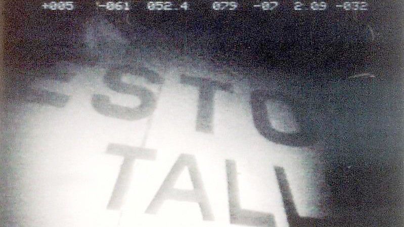 Ein Videostandbild zeigt den Schriftzug der 1994 gesunkenen Ostsee-Fähre „Estonia“, die vor der Südküste Finnlands liegt. Foto: -/STT-Lehtikuva-Pool/dpa