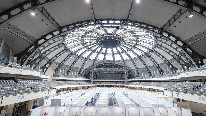 Das Impfzentrum in der Festhalle in Frankfurt am Main. Nachdem die Impfbereitschaft nachgelassen hat, wird das Impfzentrum künftig in eine kleinere Messehalle verlegt. Foto: Boris Roessler/dpa