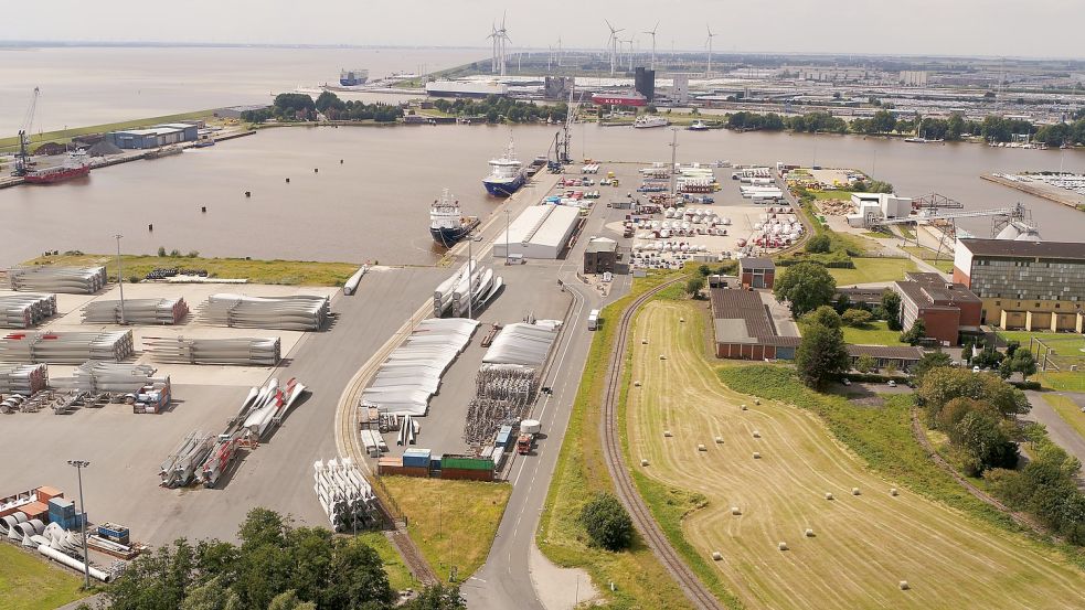 Über den Emder Hafen werden Rotorblätter und andere Bauteile für Windenergieanlagen verschifft. Foto: N-Ports/AI-Survey
