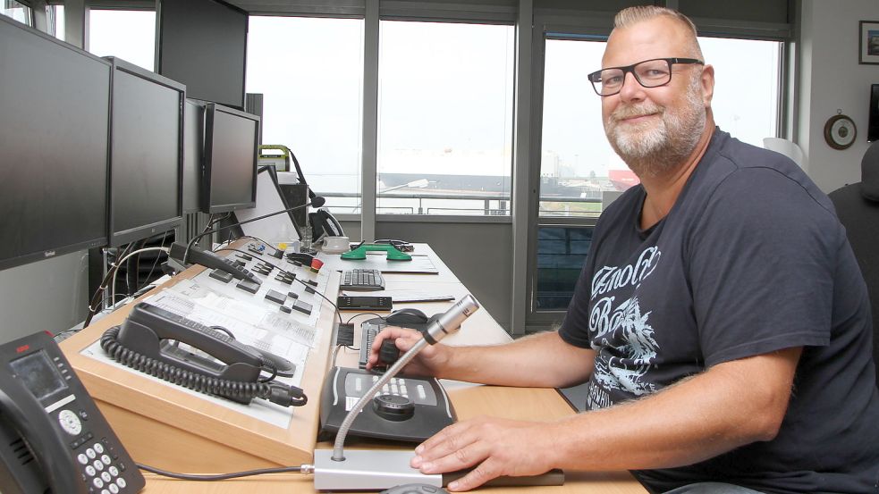 Arbeitsplatz Emder Hafen: Mike Boes ist Schleusenaufseher und sieht von seinem Schreibtisch aus aufs Wasser und die Schiffsbewegungen. Foto: Päschel