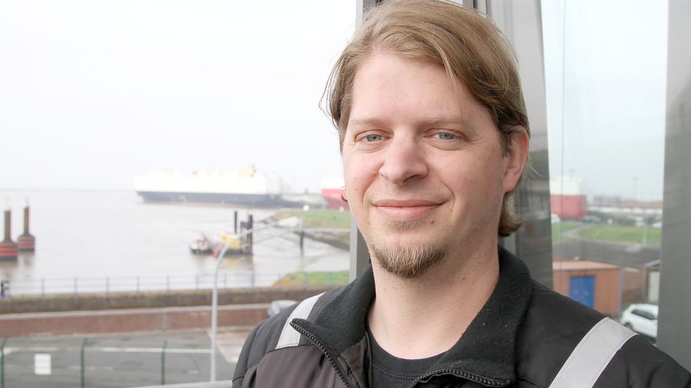 Malte Maydorn ist einer der Mitarbeiter, die Große Seeschleuse bedienen. Im Hintergrund sind die Frachter für den Autoumschlag zu sehen. Foto: Päschel