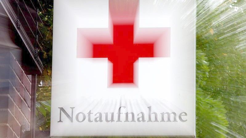 Ein Schild „Notaufnahme“ mit einem roten Kreuz hängt an einem Krankenhaus in Hannover. Viele Pflegekräfte erleben laut Studien Gewalt im Krankenhaus. Foto: picture alliance / dpa