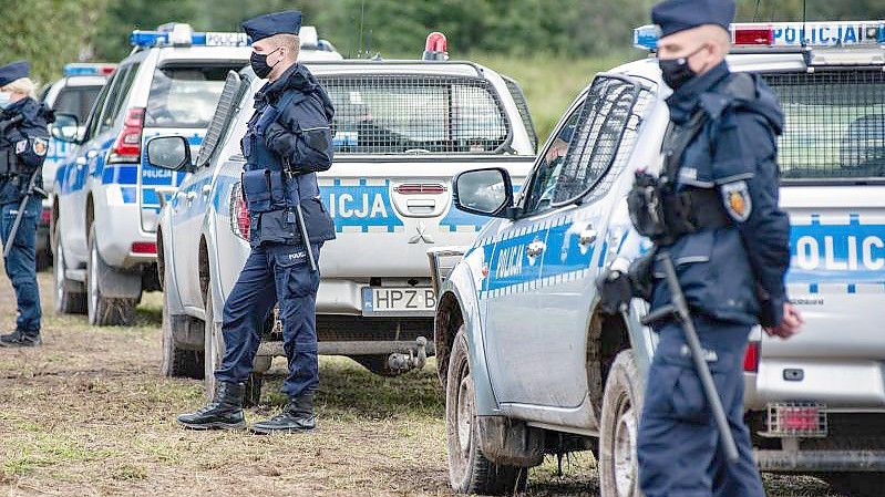 Polizeibeamte stehen an der polnisch-belarussischen Grenze. Foto: Attila Husejnow/SOPA Images via ZUMA Press Wire/dpa