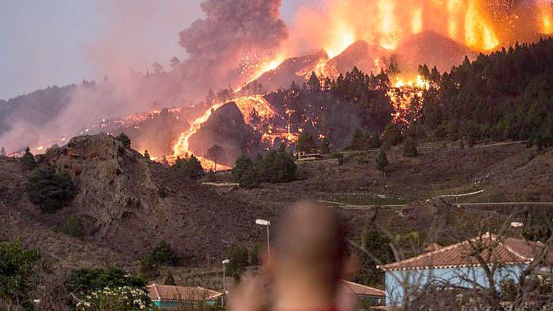 Lava läuft aus dem Vulkan auf La Palma. Foto: Arturo Jimenez/dpa