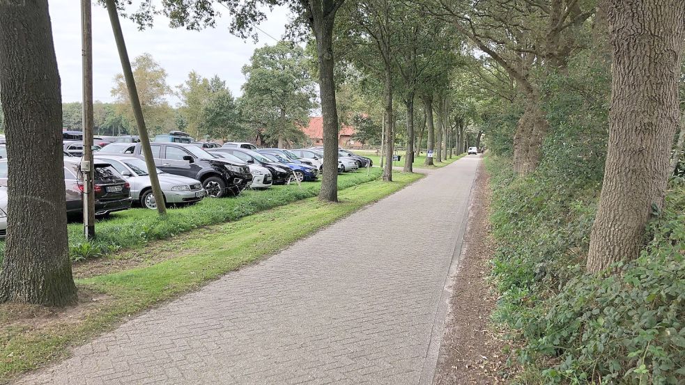 Kurz vor dem Anpfiff des Spieles der I. Herren am Sonntag steht kein Fahrzeug auf dem Grünstreifen des Wanderweges. Foto: Ammermann