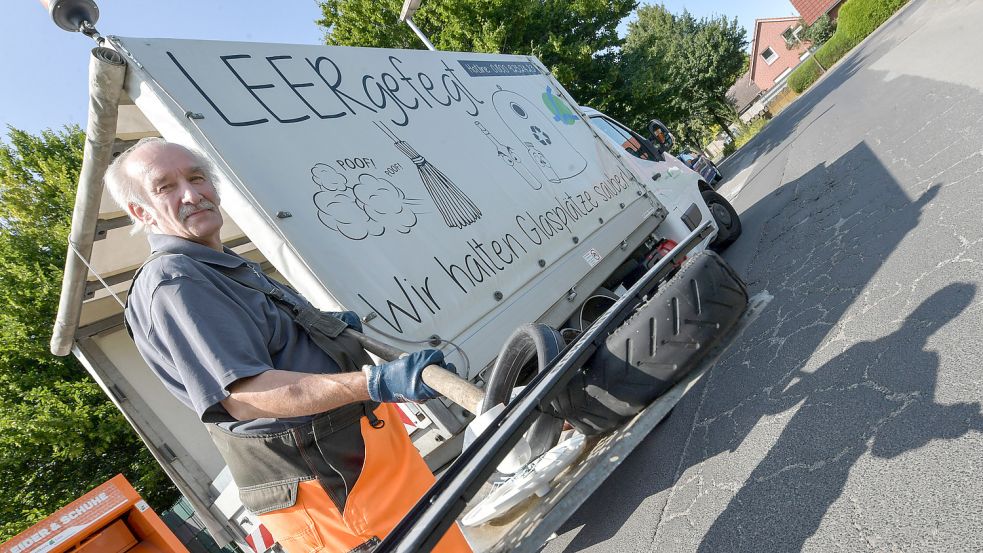 „Wir halten Glasplätze sauber“ heißt es auf dem Auto, mit dem Wilfried Boelen im Landkreis Leer unterwegs ist. De facto macht er das allerdings alleine. Foto: Ortgies