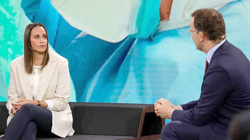 Bundesgesundheitsminister Jens Spahn im Gespräch mit Krankenpflegerin Meike Ista. Foto: Benedikt Müller/ProSieben/dpa