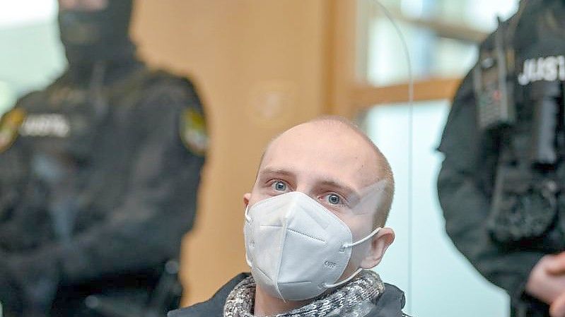 Stephan B. beim Prozess in Magdeburg im vergangenen Jahr, bei dem er zu lebenslanger Haft verurteilt wurde. Foto: Hendrik Schmidt/dpa-Zentralbild-POOL/dpa