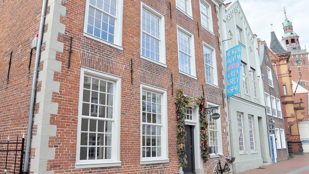 Die Sanierung der Fassade des vorderen Gebäudes des Heimatmuseums ist abgeschlossen, nun muss im rückwärtigen Teil dringend Hand angelegt werden. Dort sind eine Wand und die Decke feucht. Foto: Wolters