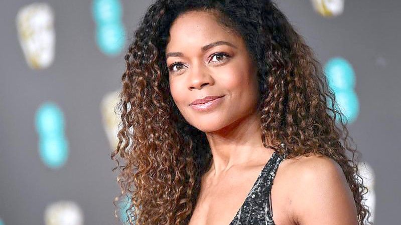 Die britische Schauspielerin Naomie Harris empfindet es als Privileg, im neuesten James-Bond-Film „Keine Zeit zu sterben“ („No Time to Die“) die Rolle der Sekretärin Miss Moneypenny zu verkörpern. Foto: Matt Crossick/PA Wire/dpa