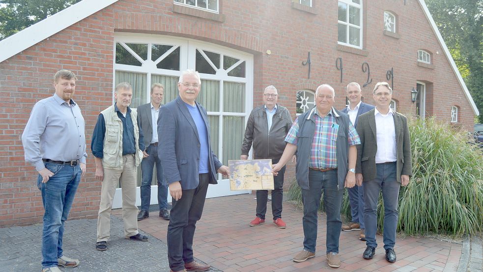 Zur Vorbesprechung trafen sich die beiden Bürgermeister der Gemeinden Rhauderfehn und Ostrhauderfehn, Geert Müller und Günter Harders, Vertreter der katholischen und evangelischen Kirche sowie die Organisatoren der 700-Jahr-Feier der Ortschaft Langholt zu Vorgesprächen im Gulfhaus in Ostrhauderfehn. Foto: Weers