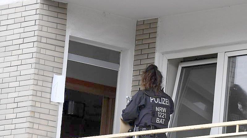 Ermittler durchsuchen ein Mehrfamilienhaus in Hagen. Foto: Roberto Pfeil/dpa