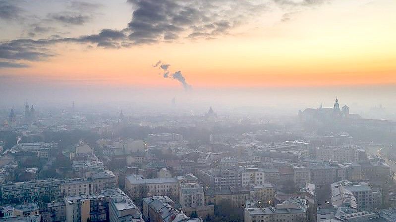 Smog ist über der Stadt Krakau zu sehen. Die Menschen in weiten Teilen der Europäischen Union atmen nach Angaben der Umweltagentur EEA noch immer zu viele Schadstoffe ein. Foto: Lukasz Gagulski/PAP/dpa