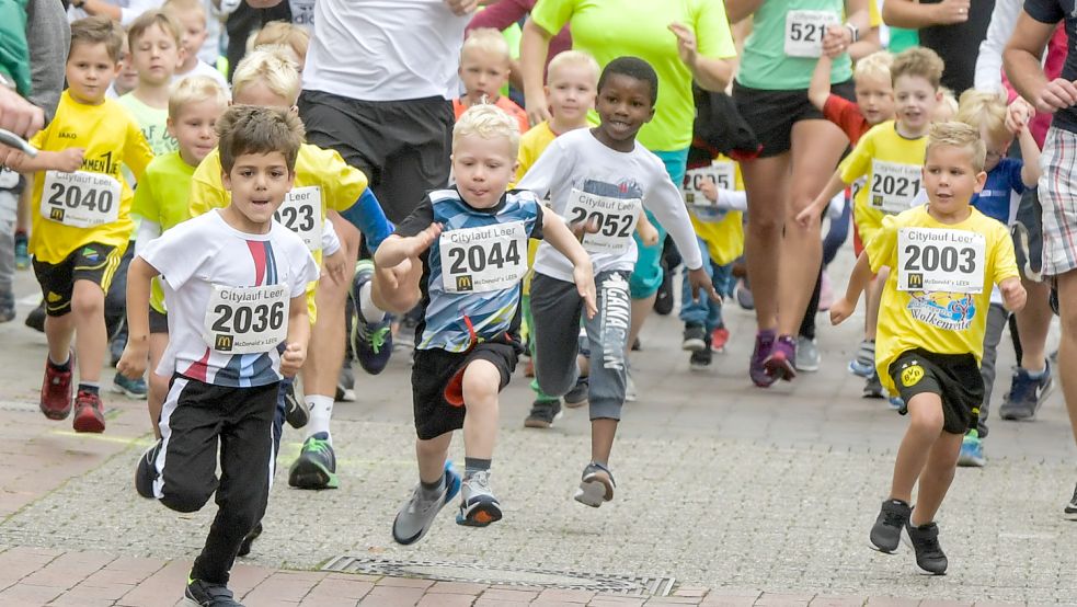 Solche Bilder gab es jetzt schon zwei Jahre nicht mehr. Letztmals liefen 2019 mehr als 1000 Kinder – teils begleitet von ihren Eltern – beim Citylauf durch die Leeraner Innenstadt. Archivfoto: Ortgies