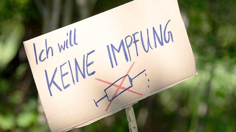 Ein Schild mit der Aufschrift „Ich will keine Impfung“ am Rande einer Querdenker-Kundgebung. Foto: Sebastian Kahnert/dpa-Zentralbild/dpa