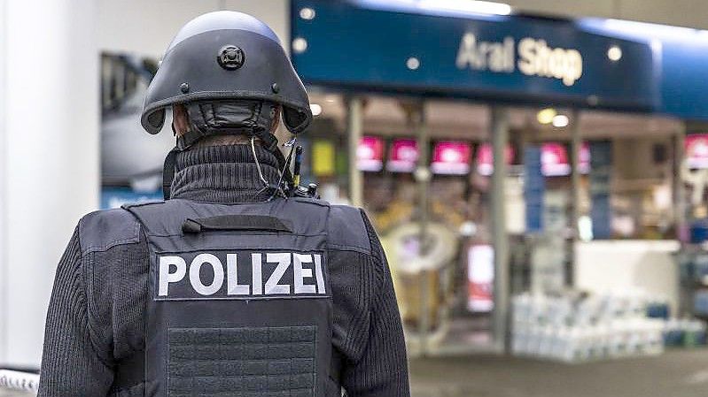 Ein Polizist am Tatort in Idar-Oberstein. Foto: Christian Schulz/Foto Hosser/dpa