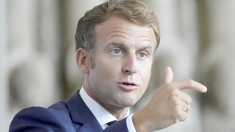 Das Impfzertifikat von Frankreichs Präsident Emmanuel Macron ist im Internet aufgetaucht. Foto: Francois Mori/POOL AP/dpa
