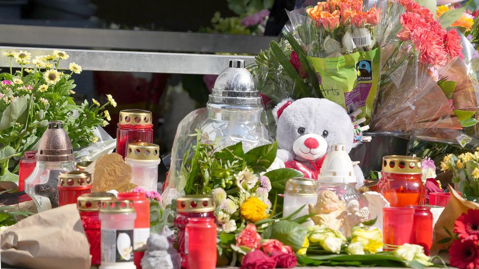 Idar-Oberstein am Dienstag: Blumen, Kerzen und Botschaften an das Opfer liegen an einer Tankstelle in der Innenstadt. Foto: Frey/dpa