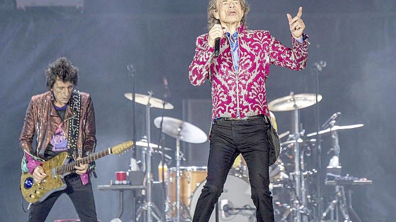 Ronnie Wood (l) und Mick Jagger - Bei ihrem ersten Bühnenauftritt seit dem Tod von Charlie Watts haben die Rolling Stones ihres gestorbenen Schlagzeugers gedacht. Foto: Amy Harris/Invision/AP/dpa