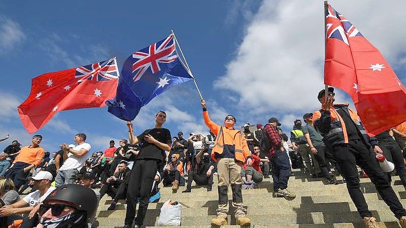 Demonstranten protestieren in Melbourne gegen die Corona-Maßnahmen der Regierung. Foto: James Ross/AAP/dpa