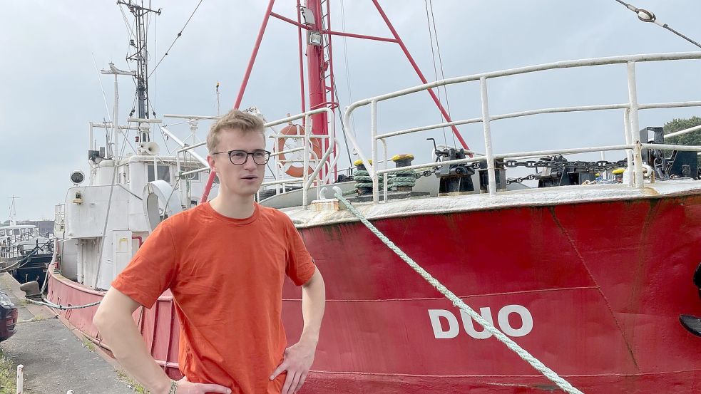 Für Schiffe hegt Julian Pahlke eine besondere Leidenschaft. Im Hafen von Leer schaute er sich einige an. Foto: Nording