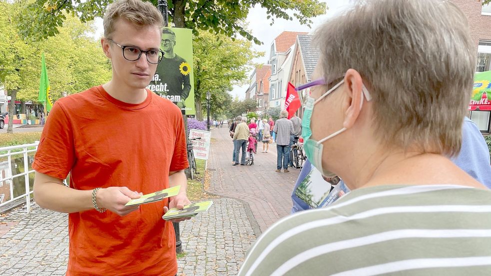 Am Wahlkampfstand in Papenburg kommt Julian Pahlke mit den Wochenmarktbesuchern ins Gespräch. Bild: Nording