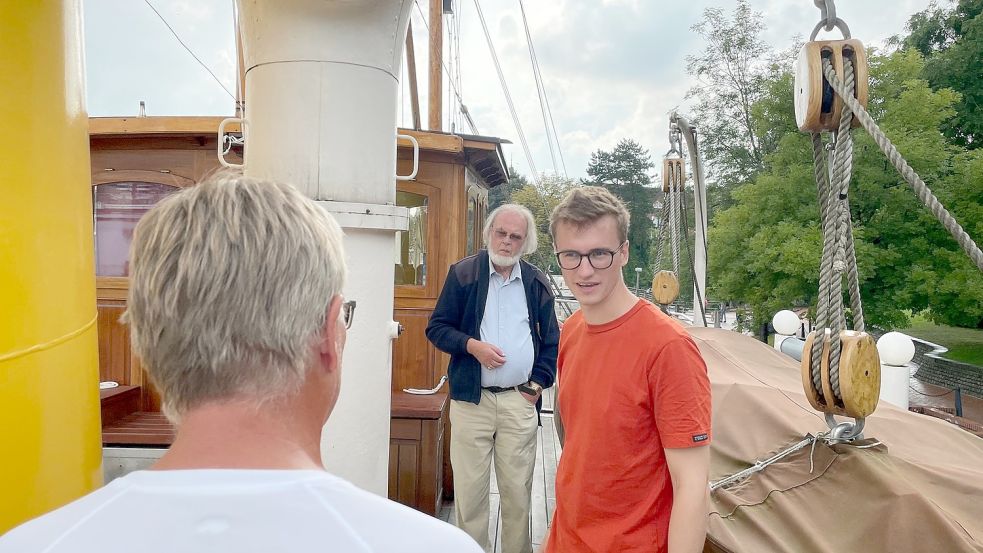 Zu Besuch auf der „Prinz Heinrich“: Julian Pahlke informiert sich bei den Mitgliedern über das Traditionsschiff im Leeraner Hafen. Foto: Nording