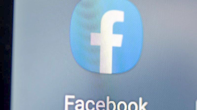 Auf dem Bildschirm eines Smartphones sieht man das Logo der App Facebook. Foto: Fabian Sommer/dpa