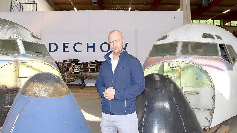 Auktionsleiter Jens-Peter Franz zwischen den Cockpits der historischen Boeing-Maschinen aus Hamburg (links) und Berlin. Foto: Markus Lorenz