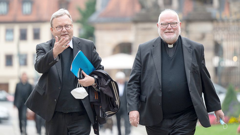Franz-Josef Bode (l), Bischof von Osnabrück und stellvertretender Vorsitzender der Deutschen Bischofskonferenz, gibt einen Kommissionsvorsitz ab während Reinhard Kardinal Marx, Erzbischof von München und Freising, eine Kommission übernimmt. Foto: Sebastian Gollnow