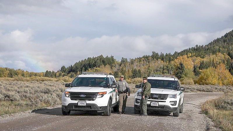 Beamte der U.S. Park Ranger blockieren den Zugang für Fahrzeuge östlich des Grand Teton National Park in Wyoming. Foto: Amber Baesler/AP/dpa