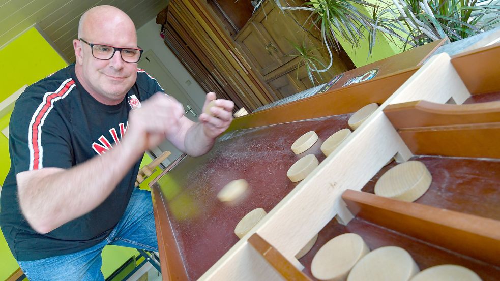 Beim Jakkolo ist das Ziel, 30 Holzscheiben in vier Tore zu schieben. Dafür hat man drei Durchgänge. Die Maximalpunktzahl ist 152 – Jan Lüdeling erreicht meist einen Schnitt von etwa 135 Punkten. Foto: Ortgies