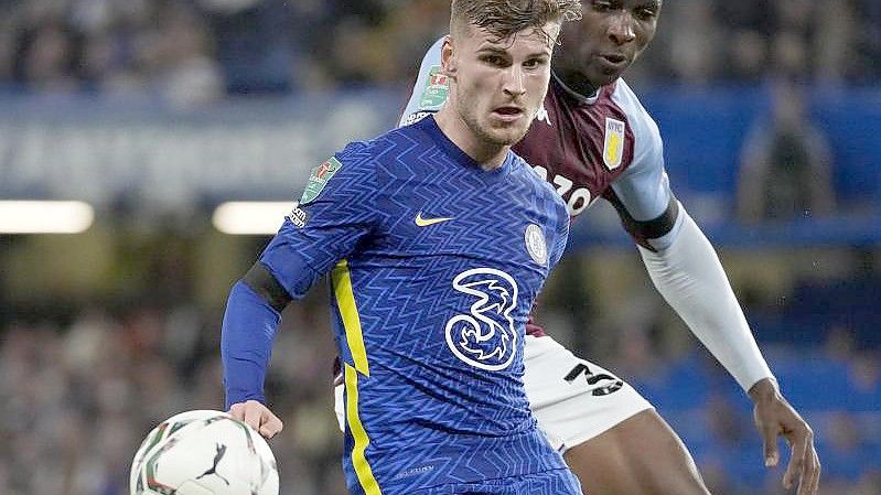 Chelseas Timo Werner (l) und Aston Villas Kortney Hause kämpfen um den Ball. Foto: Frank Augstein/AP/dpa