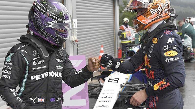 Max Verstappen (r) und Lewis Hamilton liefern sich einen spannenden Kampf um die Gesamtwertung. Foto: John Thys/Pool AFP/AP/dpa