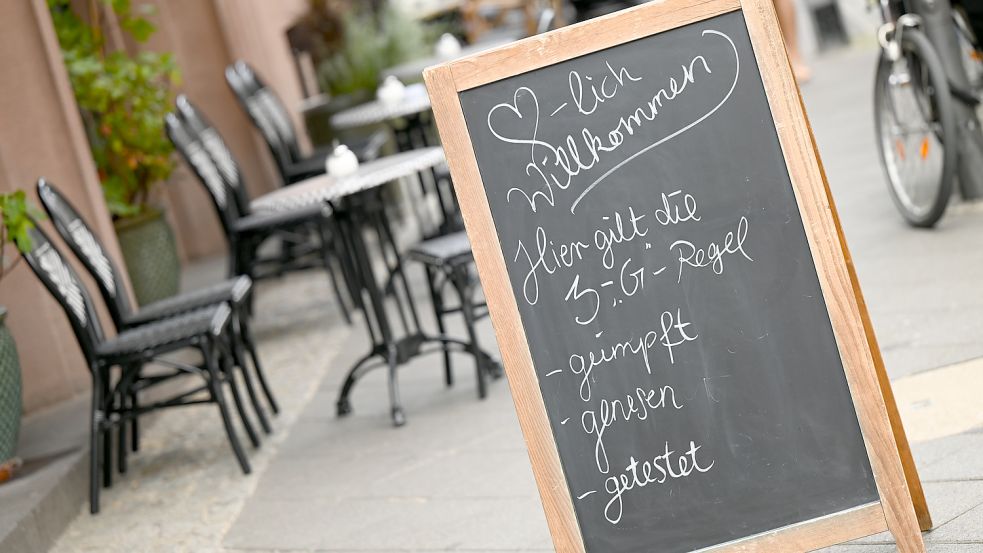 Ist noch jeder – egal, ob geimpft, genesen oder getestet – willkommen, wie es die Tafel aus der Frankfurter Innenstadt zeigt? Gastronomen in der Region müssen sich entscheiden. Foto: Arne Dedert/dpa