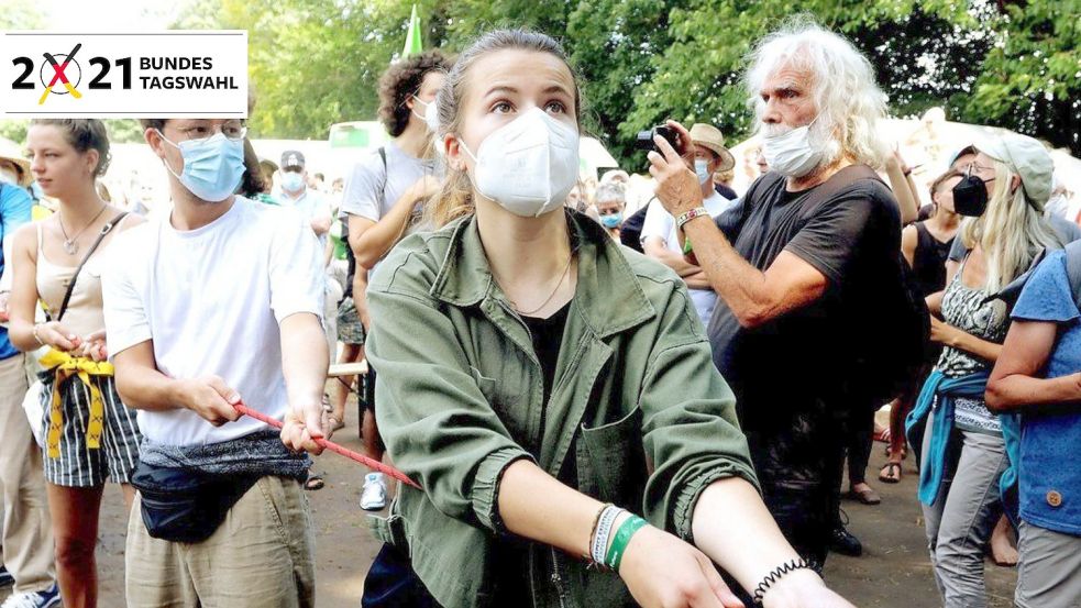 Luisa Neubauer beim Aufstellen eines Baumhauses in Lützerath in NRW. Foto: David Young / dpa