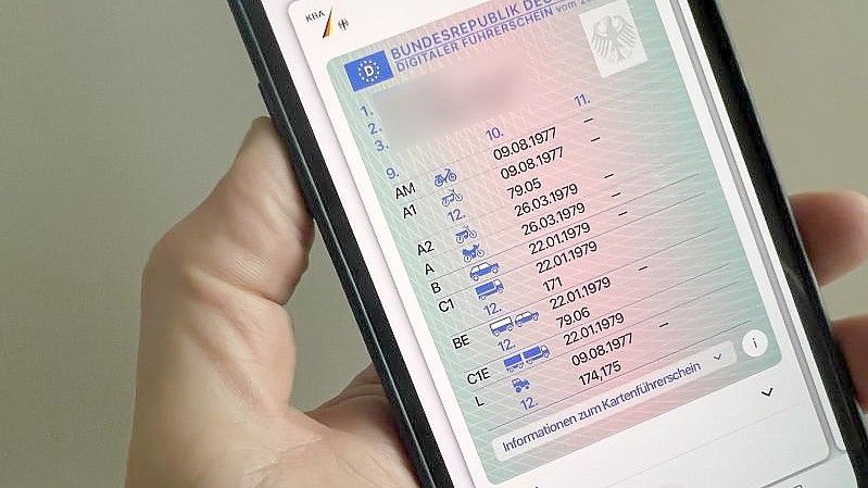 Besitzer eines EU-Kartenführerschein aus Deutschland verfügt, müssen sich zunächst die App „ID Wallet“ aufs Smartphone herunterladen. Foto: Christoph Dernbach/dpa