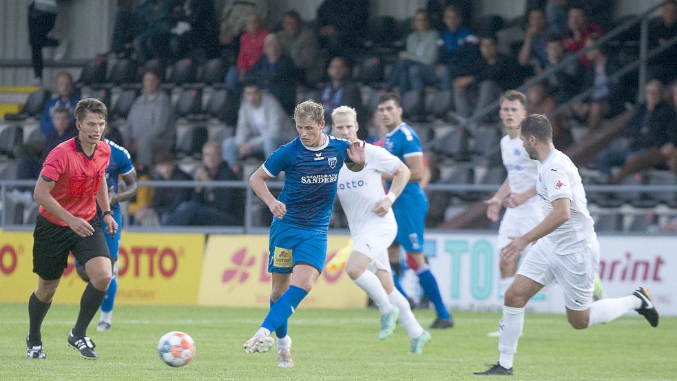 Die Sitzplatztribüne im Ostfrieslandstadion (Hintergrund) darf ab dem nächsten Heimspiel wieder voll besetzt werden. Foto: Doden