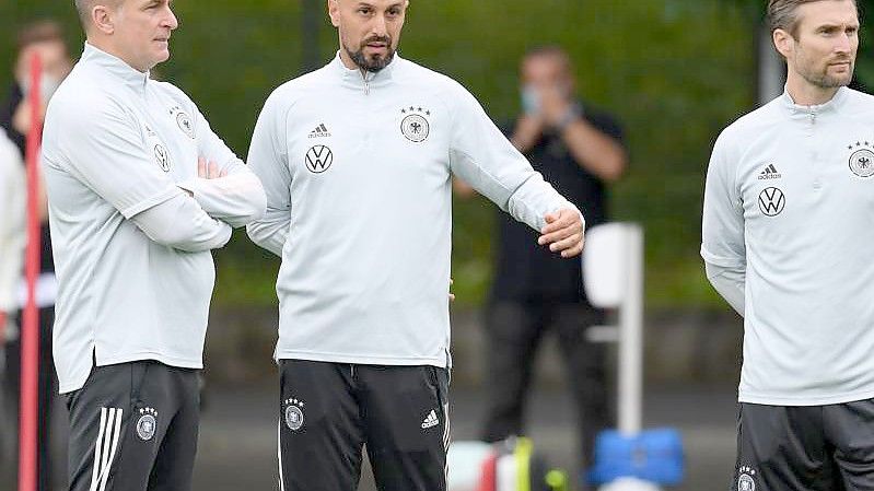 Antonio di Salvo (M.) folgt auf Stefan Kuntz (l) als Cheftrainer des deutschen Fußball-U21-Nationalteams. Foto: Arne Dedert/dpa