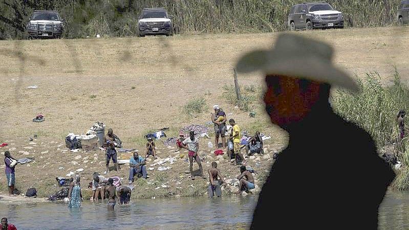 Migranten, viele von ihnen aus Haiti, überqueren den Rio Grande in Del Rio, um nach Ciudad Acuna zurückzukehren. Foto: Fernando Llano/AP/dpa