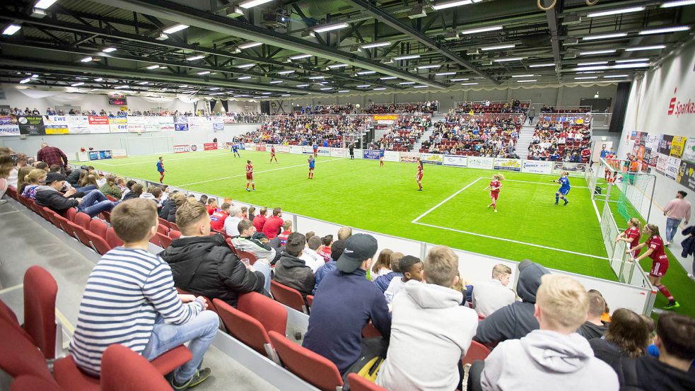 Der Aurich-Cup ist mit oft 300 Mannschaften das größte Hallenfußballturnier im Nordwestesten. Archivbild: Doden