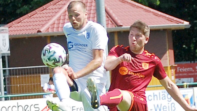 Niklas Papen (rechts) fehlt in Firrel wegen einer Gelb-Roten Karte. Foto: Reemts