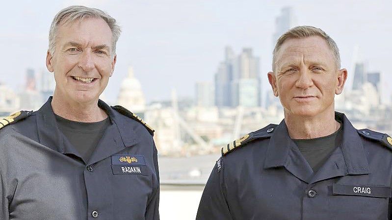 Marinechef Sir Tony Radakin hat Daniel Craig (r) zum Ehren-Commander ernannt. Foto: Lphot Lee Blease/Ministry of Defence/PA Media/dpa