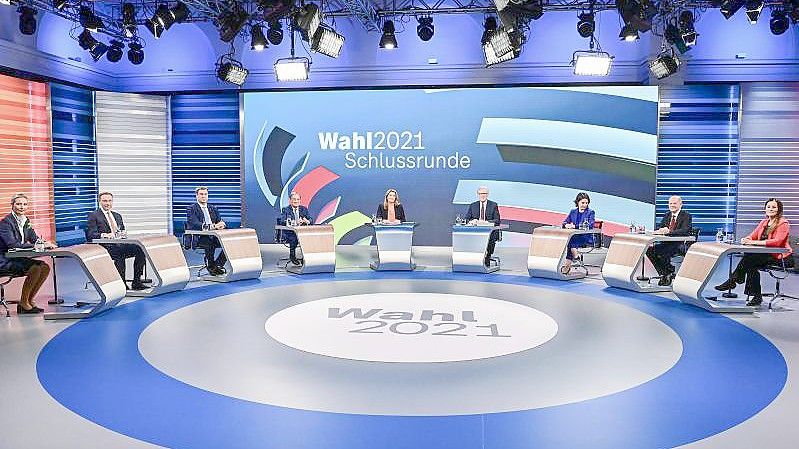 Alice Weidel (l-r), Christian Lindner, Markus Söder, Armin Laschet, Annalena Baerbock, Olaf Scholz und Janine Wissler. Foto: Tobias Schwarz/AFP-POOL/dpa