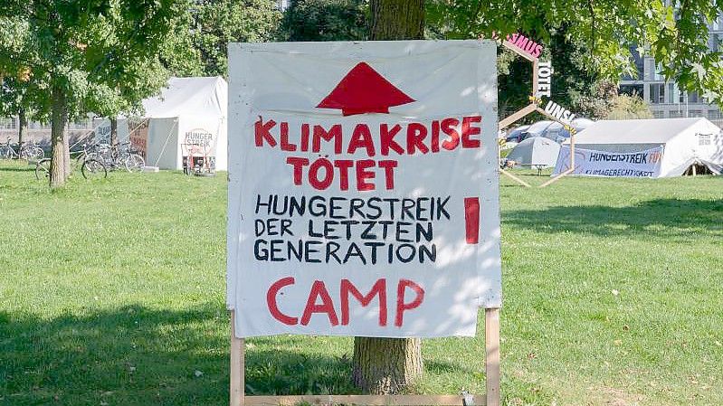 Eine Gruppe junger Erwachsener hatte Ende August in Berlin einen Hungerstreik für eine radikale Klimawende begonnen. Foto: Paul Zinken/dpa