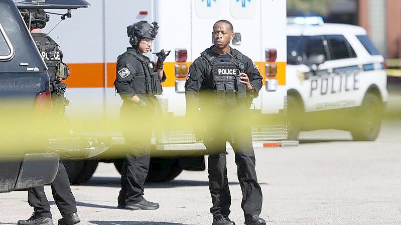 Die Polizei sperrt den Tatort in einem Kroger-Lebensmittelgeschäft ab. Foto: Joe Rondone/The Tennessean/AP/dpa