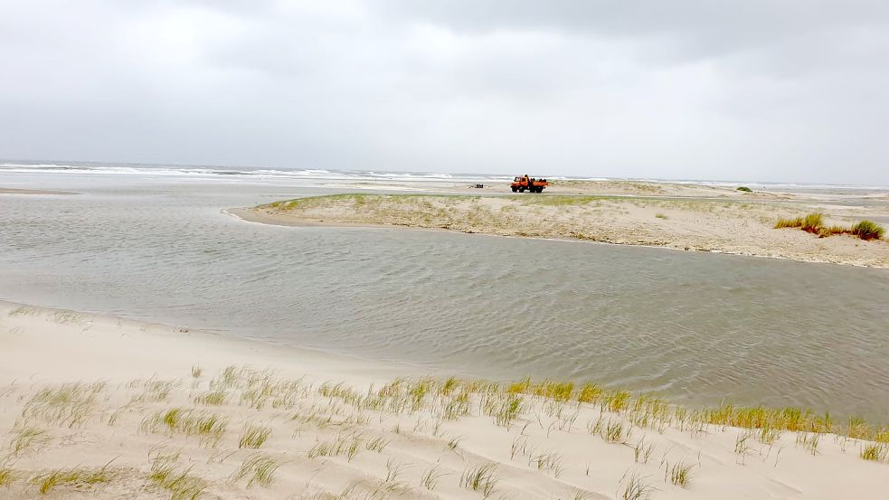 Bei schlechtem Wetter kann es vorkommen, dass Wege auf Norderney abgeschnitten werden. Foto: Feuerwehr