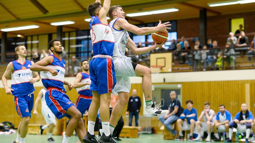In der Leeraner BBS-Halle gibt es Sonntag wieder Regionalliga-Basketball zu sehen. Archivfoto: Barth