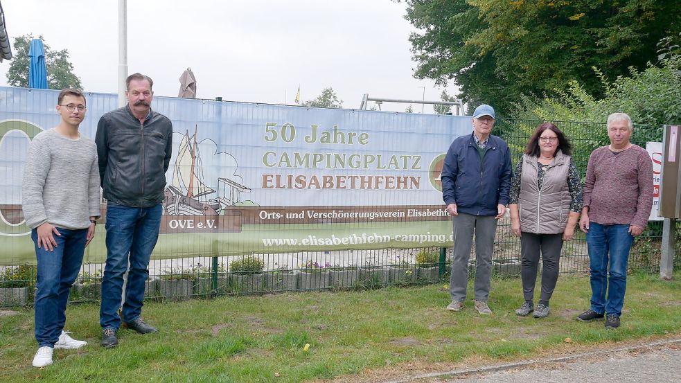 Stolz auf 50 Jahre Campingplatz sind der Vorstand des Orts- und Verschönerungsverein Elisabethfehn (von links) Beiratsmitglied Hannes Coners, Vorsitzender Justus Haak, Geschäftsführer Ludwig Juknat und das Beitreiber-Ehepaar Elke und Karl-Heinz Rhauderwiek. Foto: Kruse