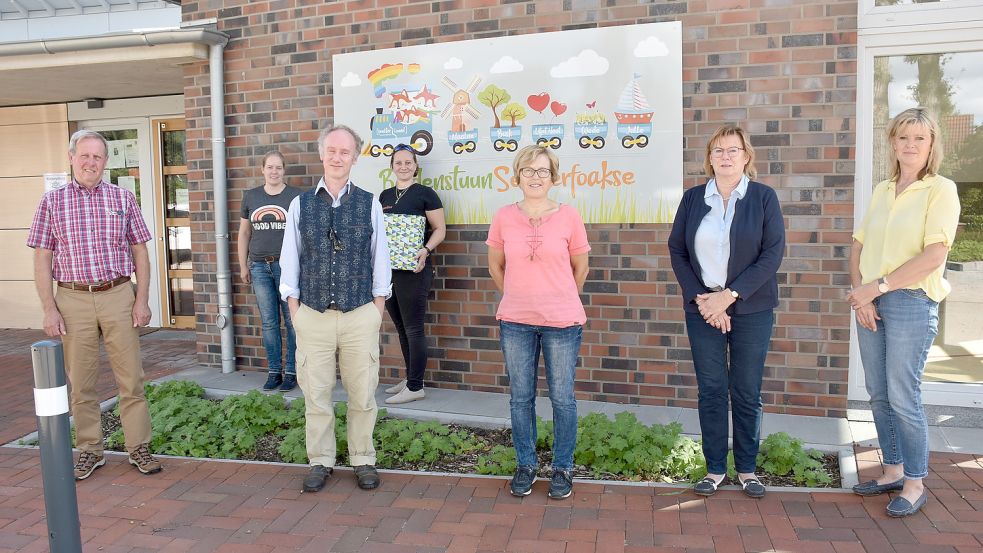 Sie freuen sich auf das Saterfriesisch-Projekt im Kindergarten Seelterfoakse: (von links): Stephan Dannebaum, Daniela Matthies, Henk Wolf, Angelina Mirsch, Änne Ostendorf, Paula Klären und Brigitte Meyer. Foto: Hellmann